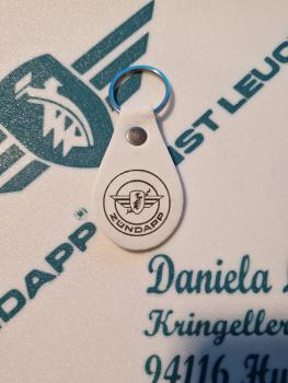 Weißer Schlüsselanhänger mit Emblem Gravur in 68x42x3mm
